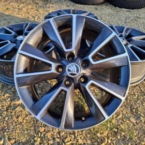 Skoda factory bicolor 17" rims for sale.
Flawless structural condition and no damage with factory polishing! 17" 5x112 7j et45 brain: 57.1