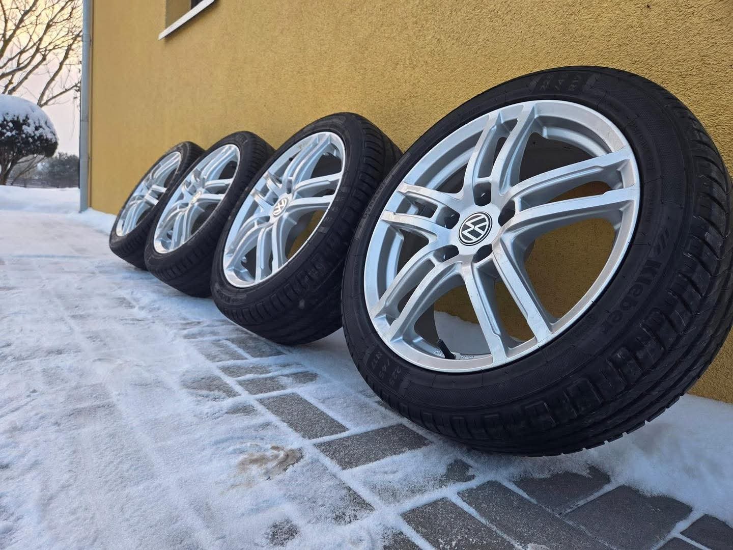 Tires:
225/45 R17, pagaminimo data 2025 m. 03 sav.
Grip B, fuel consumption C, noise 71 dB
Rims:
Slim, 7J ET42, 57.1 / 66.6
Straight, no scratches.
Both tires and rims are in ideal condition.
Fits: Golf V-VII, Golf Plus, Passat B6/B7, A3, A4, Octavia, Leon and more. (5×112) - Image 6