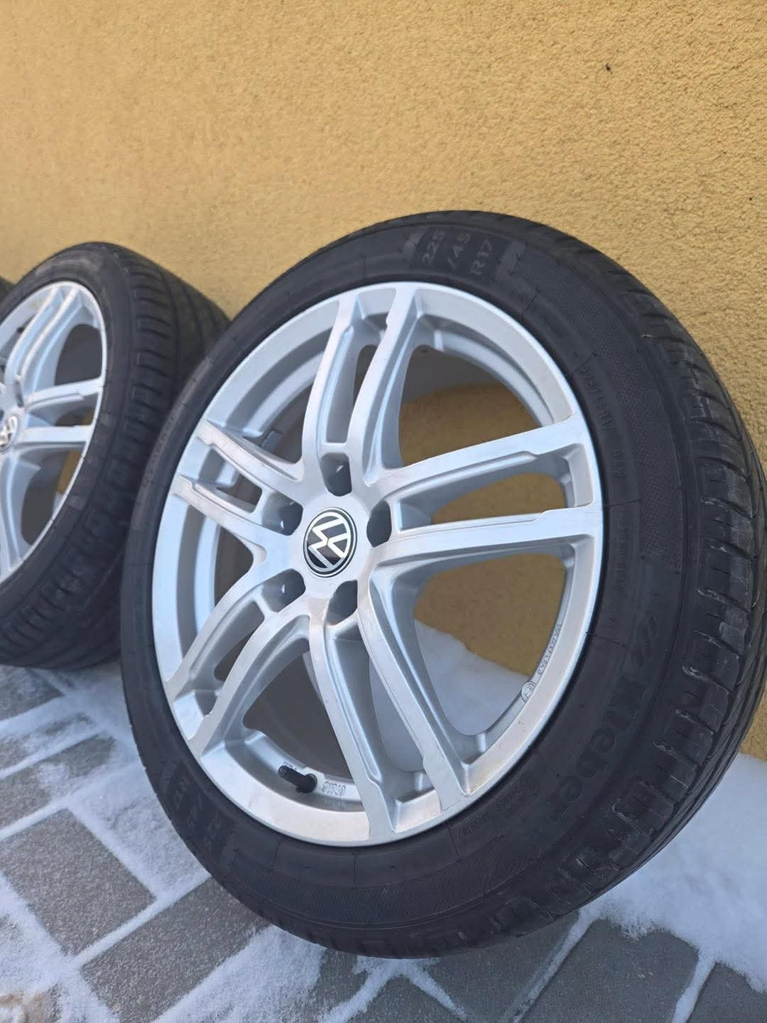 Tires:
225/45 R17, pagaminimo data 2025 m. 03 sav.
Grip B, fuel consumption C, noise 71 dB
Rims:
Slim, 7J ET42, 57.1 / 66.6
Straight, no scratches.
Both tires and rims are in ideal condition.
Fits: Golf V-VII, Golf Plus, Passat B6/B7, A3, A4, Octavia, Leon and more. (5×112)