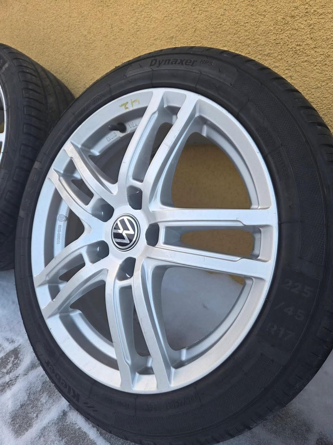 Tires:
225/45 R17, pagaminimo data 2025 m. 03 sav.
Grip B, fuel consumption C, noise 71 dB
Rims:
Slim, 7J ET42, 57.1 / 66.6
Straight, no scratches.
Both tires and rims are in ideal condition.
Fits: Golf V-VII, Golf Plus, Passat B6/B7, A3, A4, Octavia, Leon and more. (5×112) - Image 4