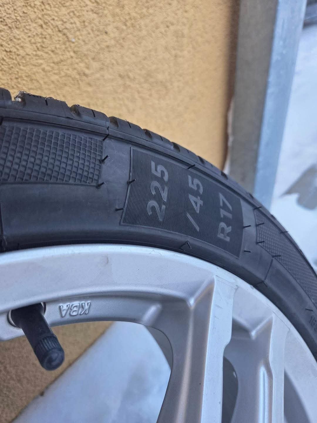 Tires:
225/45 R17, pagaminimo data 2025 m. 03 sav.
Grip B, fuel consumption C, noise 71 dB
Rims:
Slim, 7J ET42, 57.1 / 66.6
Straight, no scratches.
Both tires and rims are in ideal condition.
Fits: Golf V-VII, Golf Plus, Passat B6/B7, A3, A4, Octavia, Leon and more. (5×112) - Image 2