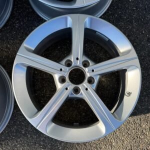 Jante R17
Product Code: A1774011200
Made in Poland 
Catch: 5x112
Centering Hole : 66.6 mm
Configuration: 6.5J ET44
Compatibility: Mercedes, Audi, VW, Skoda, Seat